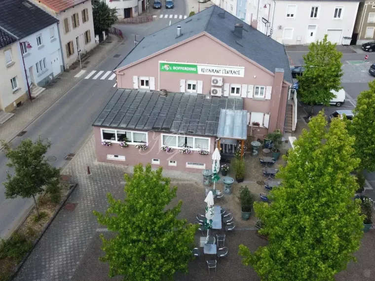 Restaurant, fond de commerce avec deux appartements loués à Volmerange-les-mines (F-57)