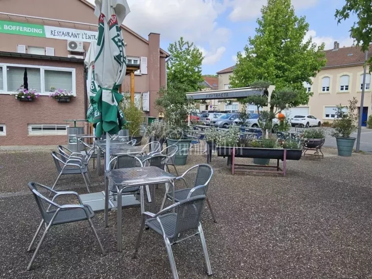 Restaurant, fond de commerce avec deux appartements loués à Volmerange-les-mines (F-57)