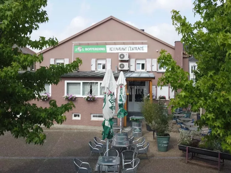 Restaurant, fond de commerce avec deux appartements loués à Volmerange-les-mines (F-57)