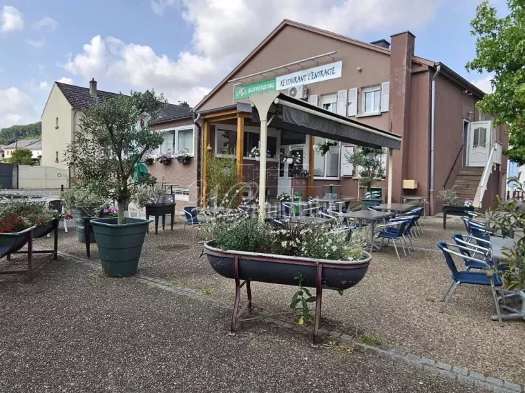 Restaurant, fond de commerce avec deux appartements loués à Volmerange-les-mines (F-57)