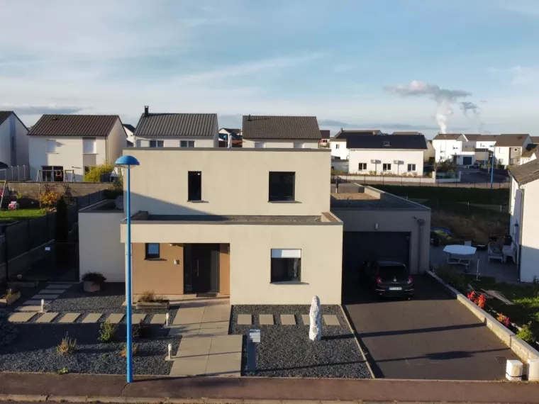 Magnifique maison de 160 m² avec 3 chambres, double garage et jardin à Volstroff (F-57)