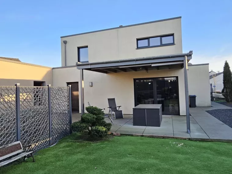 Magnifique maison de 160 m² avec 3 chambres, double garage et jardin à Volstroff (F-57)