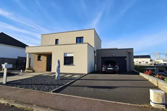 Magnifique maison de 160 m² avec 3 chambres, double garage et jardin à Volstroff (F-57)