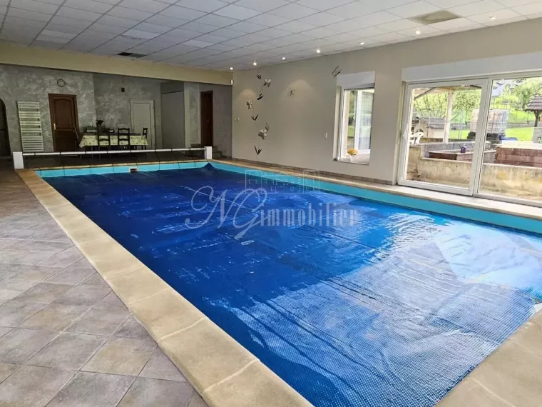 Exceptionnelle maison de 345 m² sur un terrain d’1.85 hectare  avec piscine intérieure et deux étangs à Chémery (F-57)