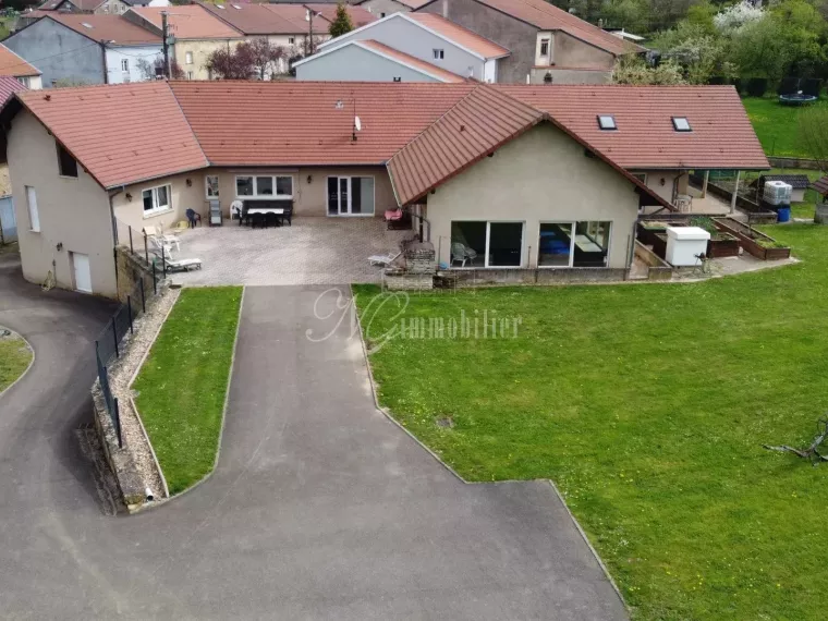 Exceptionnelle maison de 345 m² sur un terrain d’1.85 hectare  avec piscine intérieure et deux étangs à Chémery (F-57)