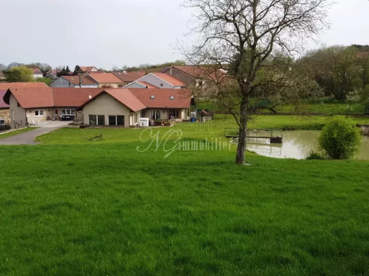 Exceptionnelle maison de 345 m² sur un terrain d’1.85 hectare  avec piscine intérieure et deux étangs à Chémery (F-57)