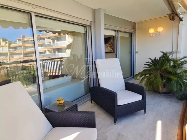 Appartement de standing, 100 m² avec vue fleuve et port et magnifique terrasse panoramique à Mandelieu-la-napoule