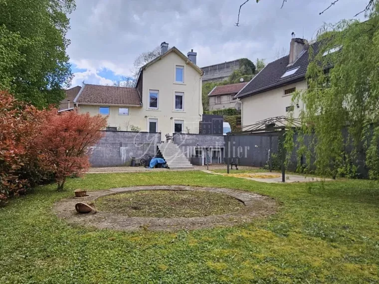 Belle, grande, maison de 205 m² à Villerupt disposant de 4 chambres, d’un garage et jardin/terrasse