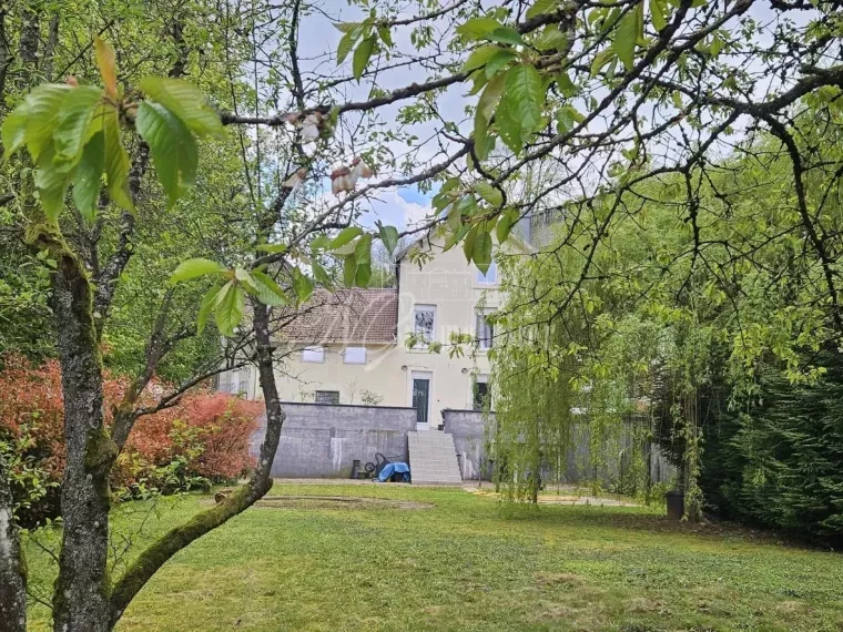 Belle, grande, maison de 205 m² à Villerupt disposant de 4 chambres, d’un garage et jardin/terrasse