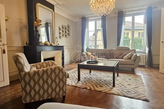 Magnifique maison de ville de 359 m² avec grand terrain et terrasses à Marange-Silvange (F-57)