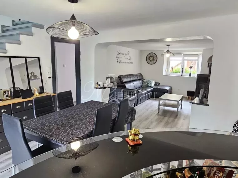 Superbe maison de village individuelle de 138 m² habitables sur un terrain de 2.82 ares, rénovée avec goût en 2021, disposant de jardin, terrasse et véranda à Montenach (F-57)