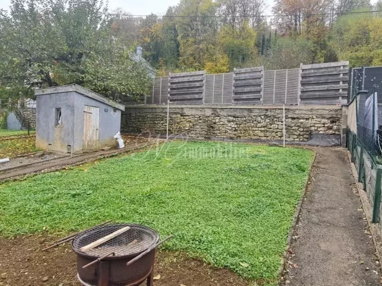 Maison mitoyenne avec 3 chambres de 118 m² habitables sur un terrain clôt à Saulnes (F-54)