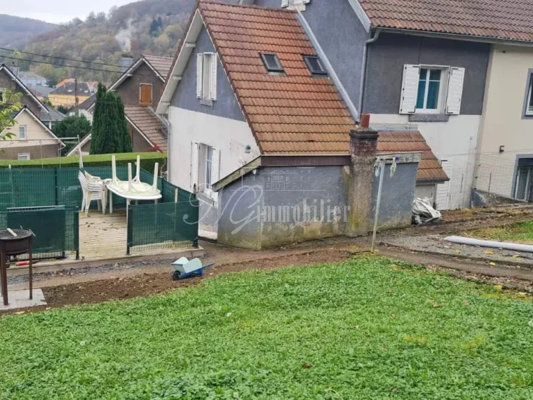 Maison mitoyenne avec 3 chambres de 118 m² habitables sur un terrain clôt à Saulnes (F-54)