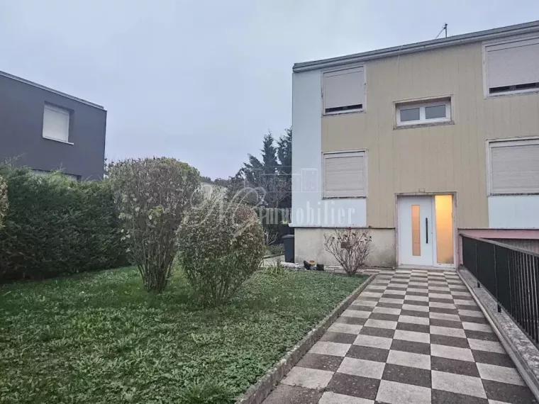 Maison mitoyenne de 137 m² total avec 4 chambres et garage à Guénange (F-57)