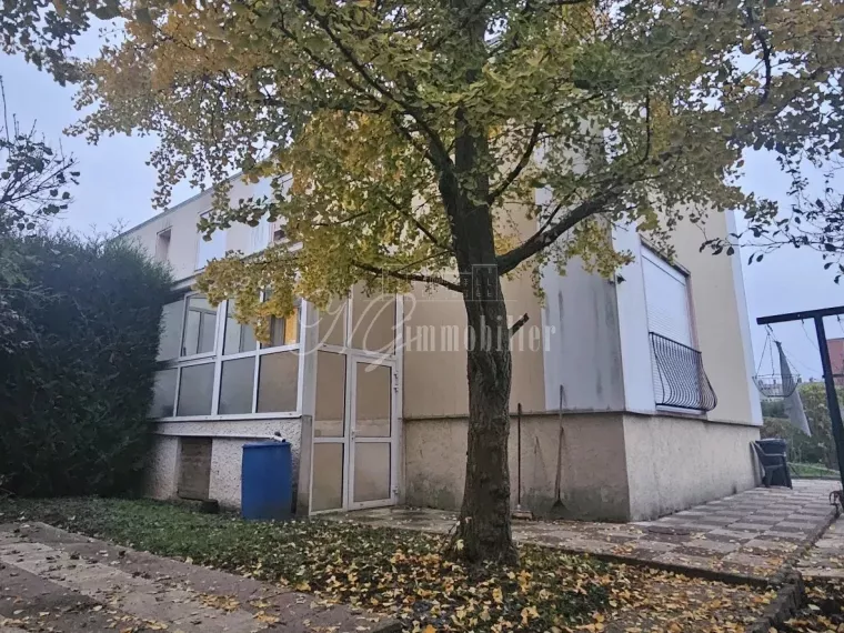 Maison mitoyenne de 137 m² total avec 4 chambres et garage à Guénange (F-57)