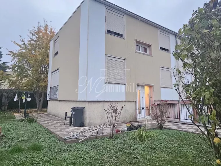 Maison mitoyenne de 137 m² total avec 4 chambres et garage à Guénange (F-57)