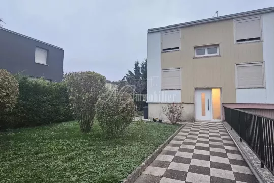 Maison mitoyenne de 137 m² total avec 4 chambres et garage à Guénange (F-57)