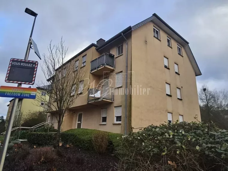 Appartement trois chambres de 89 m² avec place de parking extérieure et garage à Schifflange (LU)