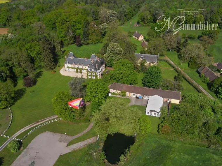 Château du XVIIe siècle en campagne normande