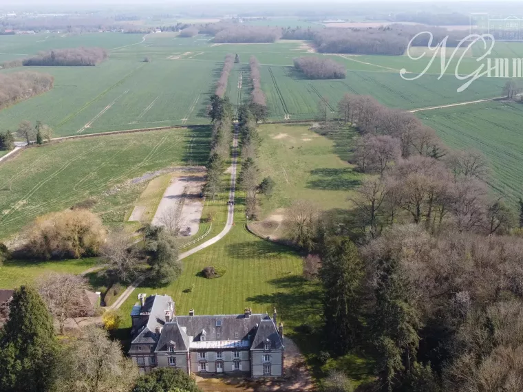 Château du XVIIe siècle en campagne normande