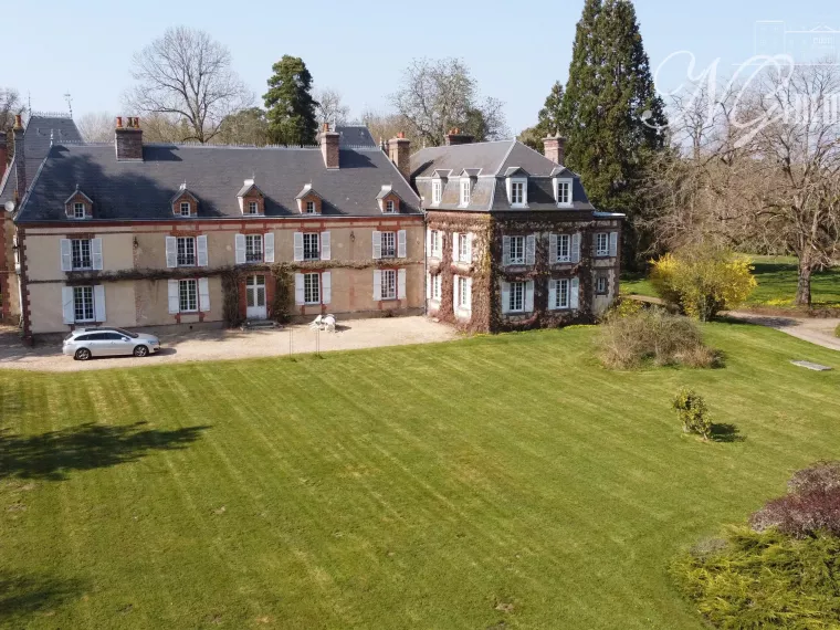 Château du XVIIe siècle en campagne normande