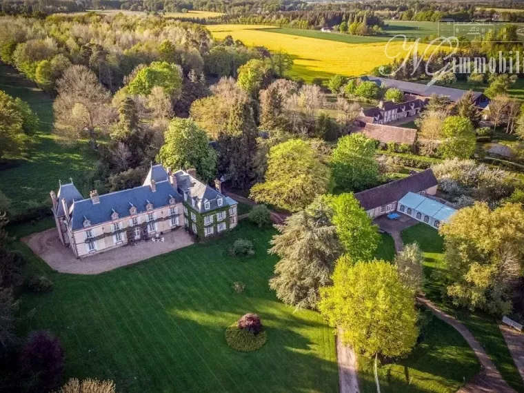 Château du XVIIe siècle en campagne normande