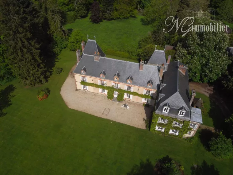 Château du XVIIe siècle en campagne normande