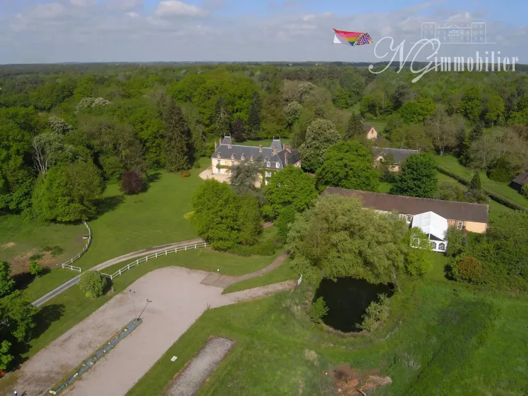 Château du XVIIe siècle en campagne normande