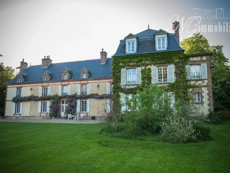 Château du XVIIe siècle en campagne normande