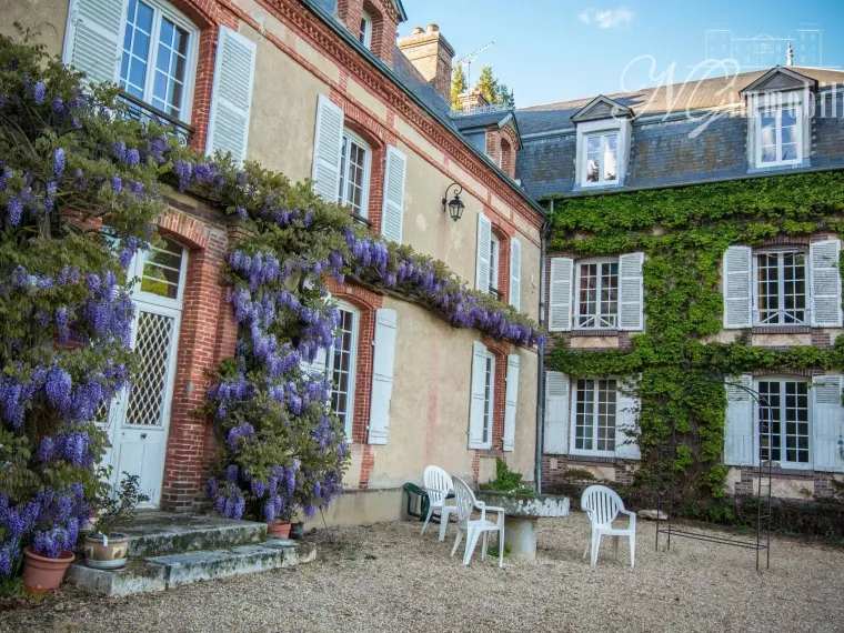 Château du XVIIe siècle en campagne normande