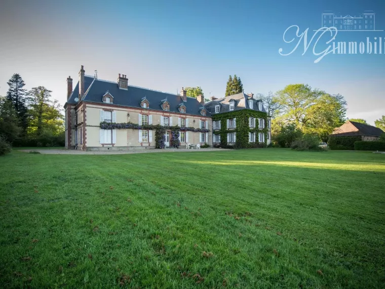 Château du XVIIe siècle en campagne normande