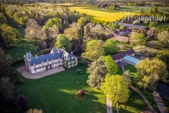 Château du XVIIe siècle en campagne normande